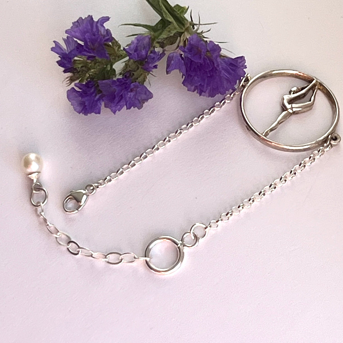 Pulsera de plata con gimnasta