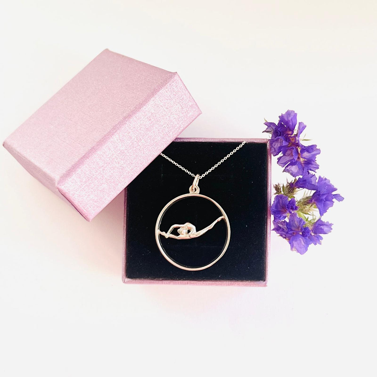 Collar de plata con perla «Gimnasta voladora»