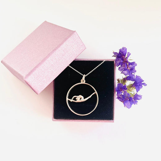 Collar de plata con perla «Gimnasta voladora»