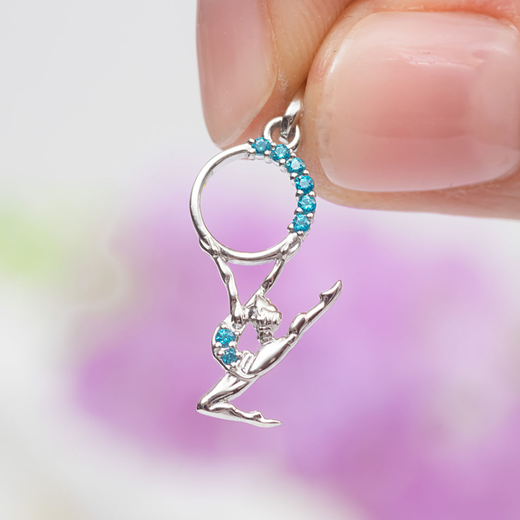 Colgante de plata con piedras preciosas "Niña con aro"