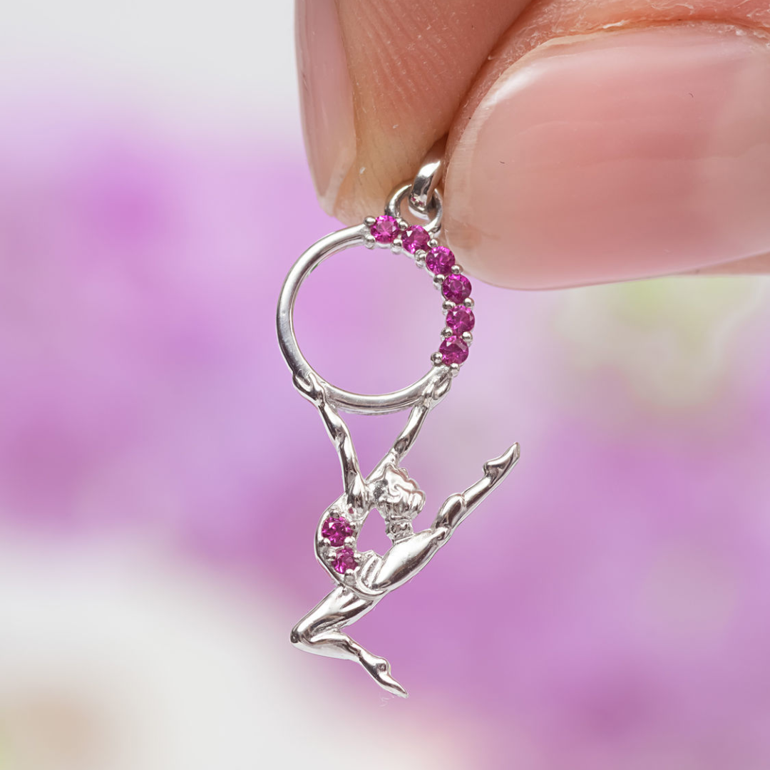 Colgante de plata con piedras preciosas "Niña con aro"