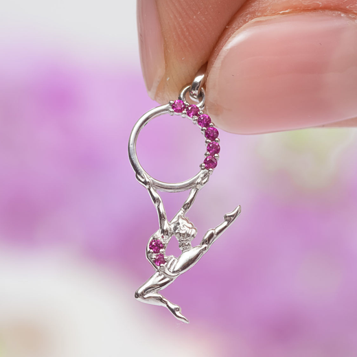 Colgante de plata con piedras preciosas "Niña con aro"