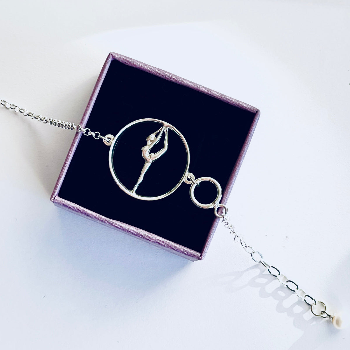 Pulsera de plata con gimnasta