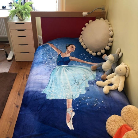 Manta con estampado de bailarinas azules