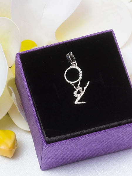Colgante de plata con piedras preciosas "Niña con aro"