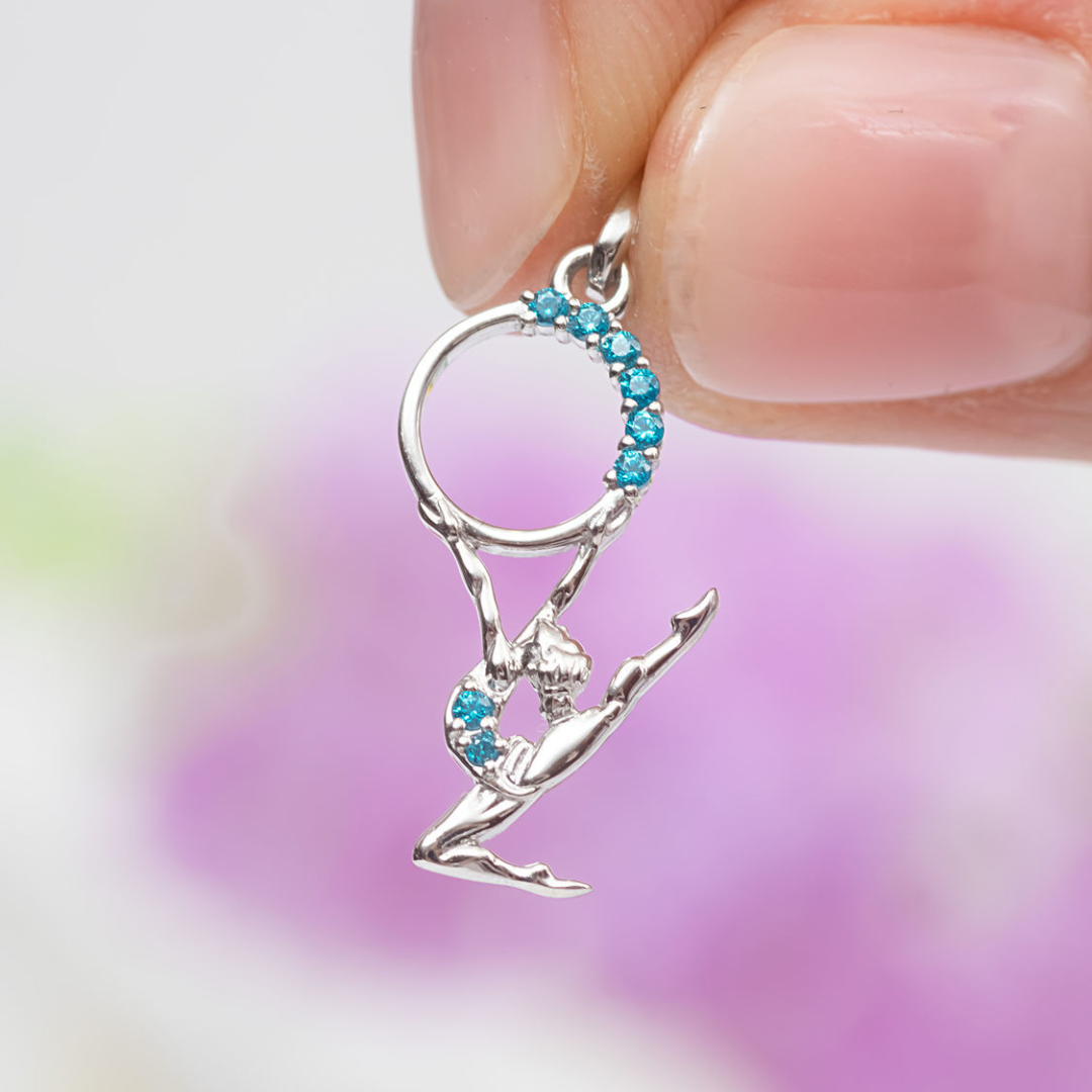 Colgante de plata con piedras preciosas "Niña con aro"