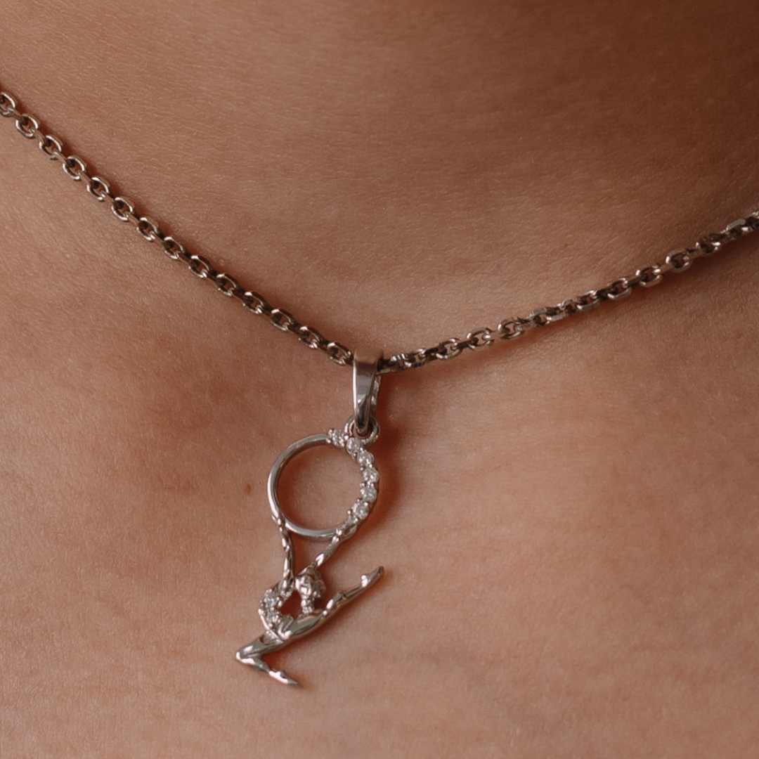 Colgante de plata con piedras preciosas "Niña con aro"