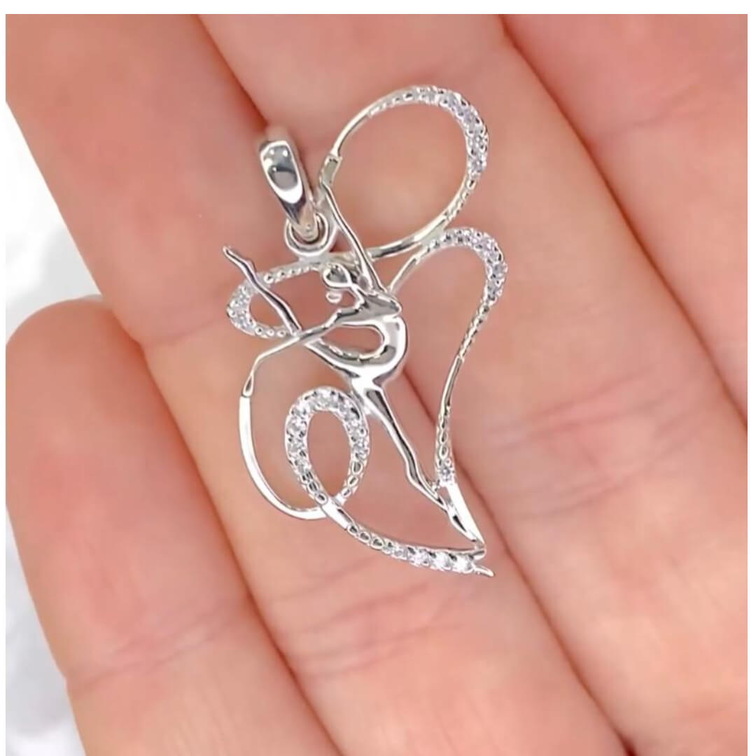Colgante de plata «Niña jugando con una cinta»